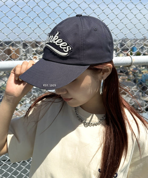 MLB KOREA(エムエルビーコリア)/ヴィンテージ ダメージ ロゴ刺繍 ベースボール キャップ 帽子/varsity vintage unstructured ball-cap | AT5252017 | ダークグレー