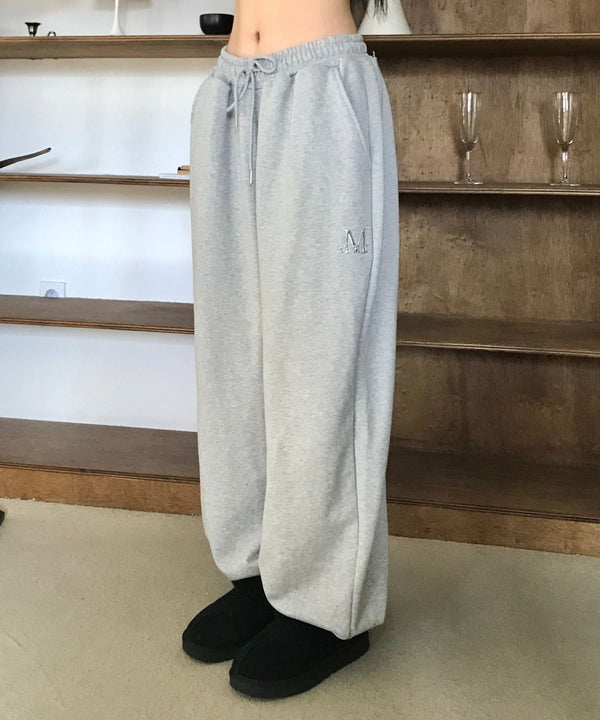 MUCENT(ムセント)/ユニセックス ワイド ルーズ ロゴ ジョガー スウェットパンツ/LASH METAL LOGO JOGGER SWEAT WIDE PANTS UNISEX | AT2252030 | グレー