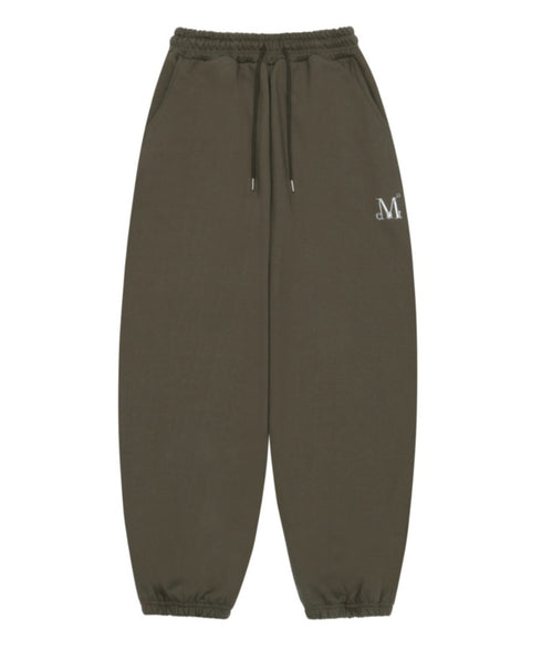 MUCENT(ムセント)/ユニセックス ワイド ルーズ ロゴ ジョガー スウェットパンツ/LASH METAL LOGO JOGGER SWEAT WIDE PANTS UNISEX | AT2252030 | カーキ