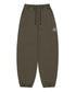 MUCENT(ムセント)/ユニセックス ワイド ルーズ ロゴ ジョガー スウェットパンツ/LASH METAL LOGO JOGGER SWEAT WIDE PANTS UNISEX | AT2252030 | カーキ