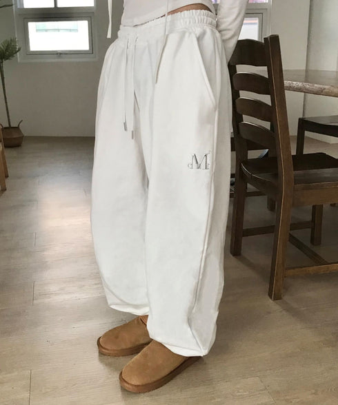 MUCENT(ムセント)/ユニセックス ワイド ルーズ ロゴ ジョガー スウェットパンツ/LASH METAL LOGO JOGGER SWEAT WIDE PANTS UNISEX | AT2252030 | アイボリー