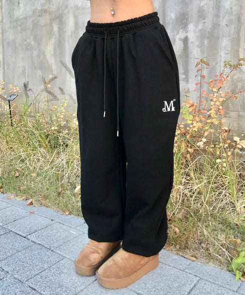 MUCENT(ムセント)/ユニセックス ワイド ルーズ ロゴ ジョガー スウェットパンツ/LASH METAL LOGO JOGGER SWEAT WIDE PANTS UNISEX | AT2252030 | ブラック