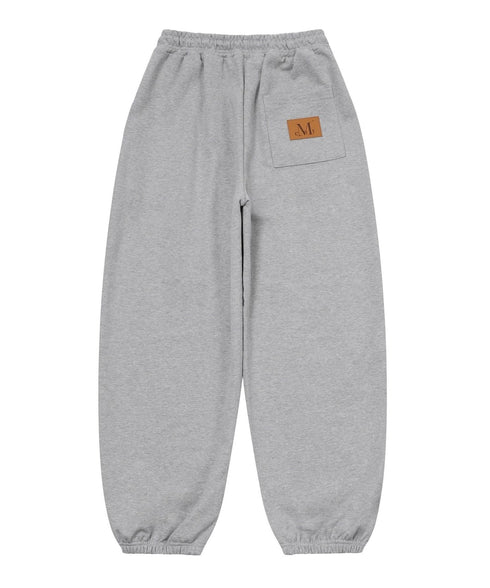 MUCENT(ムセント)/ユニセックス ワイド ルーズ ロゴ ジョガー スウェットパンツ/LASH METAL LOGO JOGGER SWEAT WIDE PANTS UNISEX | AT2252030 | グレー