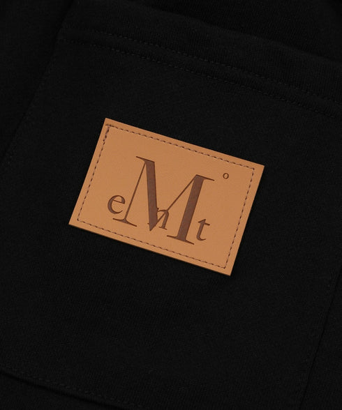 MUCENT(ムセント)/ユニセックス ワイド ルーズ ロゴ ジョガー スウェットパンツ/LASH METAL LOGO JOGGER SWEAT WIDE PANTS UNISEX | AT2252030 | ブラック