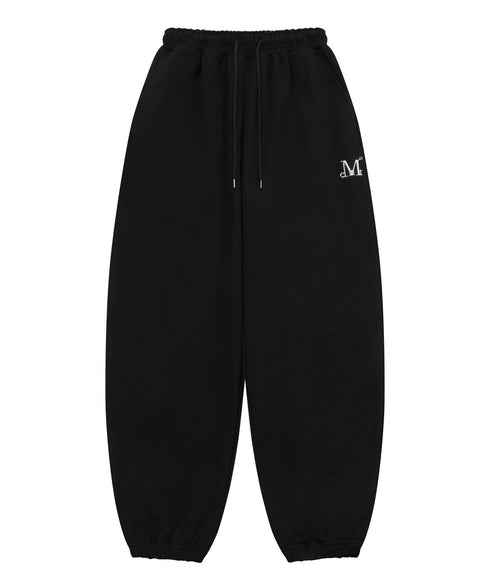 MUCENT(ムセント)/ユニセックス ワイド ルーズ ロゴ ジョガー スウェットパンツ/LASH METAL LOGO JOGGER SWEAT WIDE PANTS UNISEX | AT2252030 | ブラック