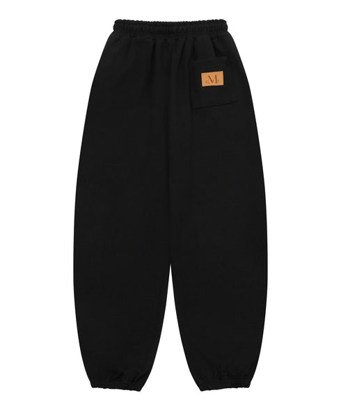 MUCENT(ムセント)/ユニセックス ワイド ルーズ ロゴ ジョガー スウェットパンツ/LASH METAL LOGO JOGGER SWEAT WIDE PANTS UNISEX | AT2252030 | ブラック