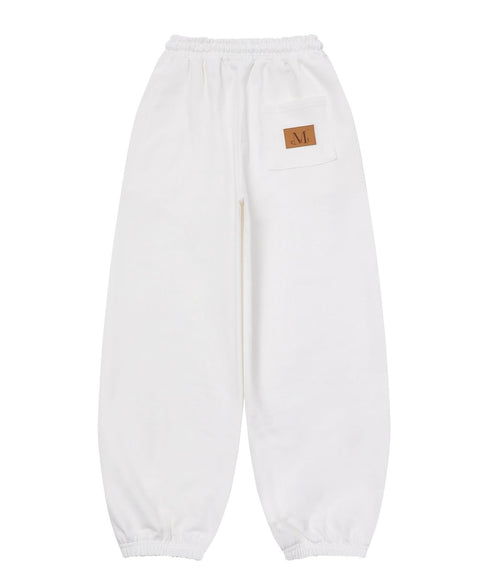 MUCENT(ムセント)/ユニセックス ワイド ルーズ ロゴ ジョガー スウェットパンツ/LASH METAL LOGO JOGGER SWEAT WIDE PANTS UNISEX | AT2252030 | アイボリー