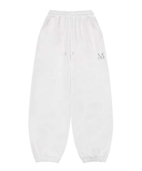 MUCENT(ムセント)/ユニセックス ワイド ルーズ ロゴ ジョガー スウェットパンツ/LASH METAL LOGO JOGGER SWEAT WIDE PANTS UNISEX | AT2252030 | アイボリー