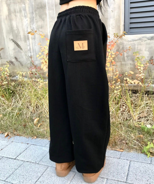 MUCENT(ムセント)/ユニセックス ワイド ルーズ ロゴ ジョガー スウェットパンツ/LASH METAL LOGO JOGGER SWEAT WIDE PANTS UNISEX | AT2252030 | ブラック