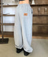 MUCENT(ムセント)/ユニセックス ワイド ルーズ ロゴ ジョガー スウェットパンツ/LASH METAL LOGO JOGGER SWEAT WIDE PANTS UNISEX | AT2252030 | グレー