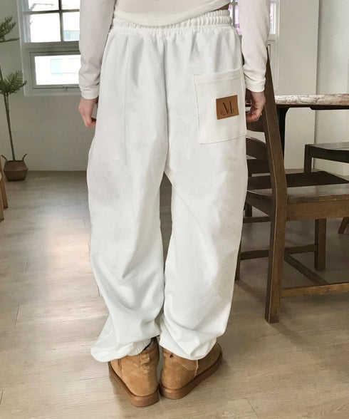 MUCENT(ムセント)/ユニセックス ワイド ルーズ ロゴ ジョガー スウェットパンツ/LASH METAL LOGO JOGGER SWEAT WIDE PANTS UNISEX | AT2252030 | アイボリー