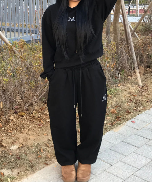 MUCENT(ムセント)/ユニセックス ワイド ルーズ ロゴ ジョガー スウェットパンツ/LASH METAL LOGO JOGGER SWEAT WIDE PANTS UNISEX | AT2252030 | ブラック