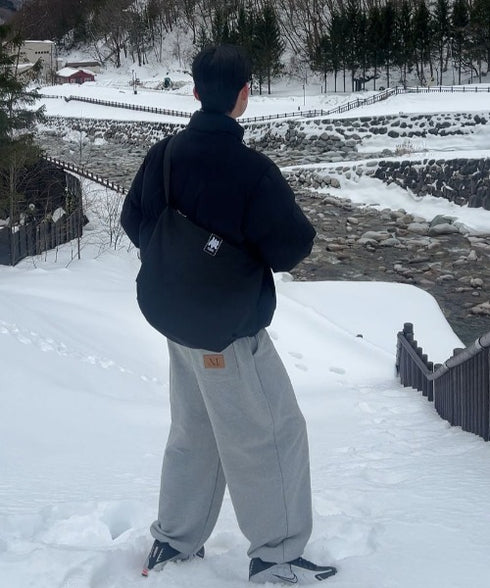 MUCENT(ムセント)/ユニセックス ワイド ルーズ ロゴ ジョガー スウェットパンツ/LASH METAL LOGO JOGGER SWEAT WIDE PANTS UNISEX | AT2252030 | グレー