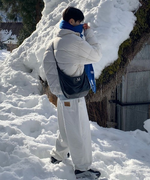 MUCENT(ムセント)/ユニセックス ワイド ルーズ ロゴ ジョガー スウェットパンツ/LASH METAL LOGO JOGGER SWEAT WIDE PANTS UNISEX | AT2252030 | アイボリー