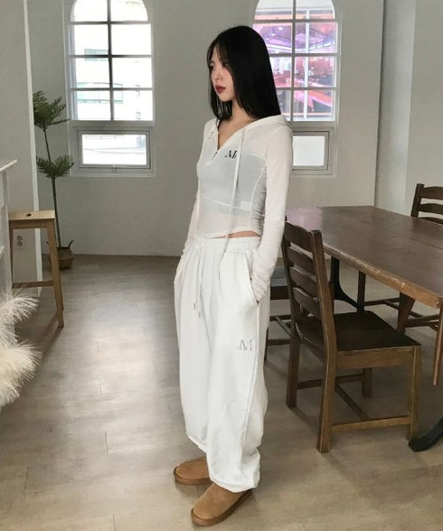 MUCENT(ムセント)/ユニセックス ワイド ルーズ ロゴ ジョガー スウェットパンツ/LASH METAL LOGO JOGGER SWEAT WIDE PANTS UNISEX | AT2252030 | アイボリー