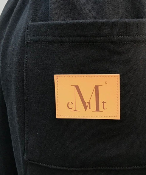 MUCENT(ムセント)/ユニセックス ワイド ルーズ ロゴ ジョガー スウェットパンツ/LASH METAL LOGO JOGGER SWEAT WIDE PANTS UNISEX | AT2252030 | ブラック