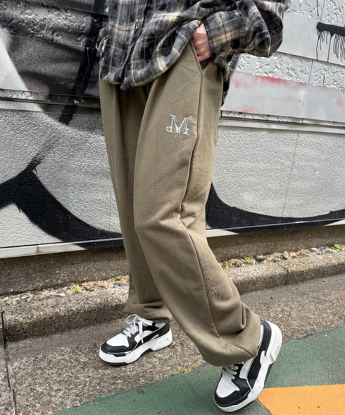 MUCENT(ムセント)/ユニセックス ワイド ルーズ ロゴ ジョガー スウェットパンツ/LASH METAL LOGO JOGGER SWEAT WIDE PANTS UNISEX | AT2252030 | カーキ