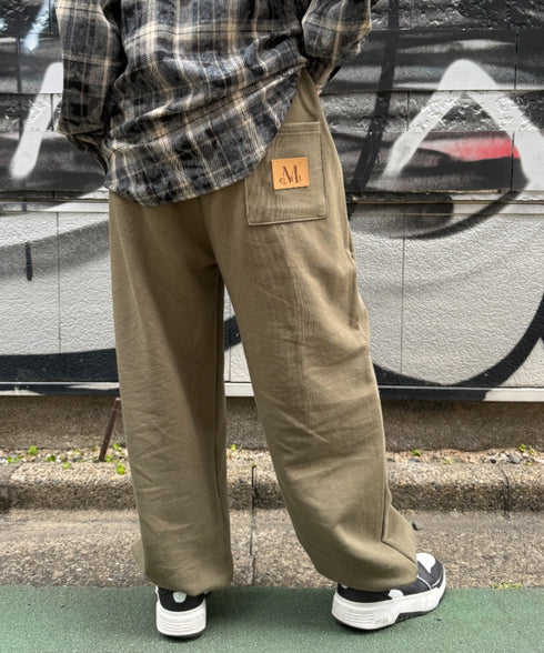 MUCENT(ムセント)/ユニセックス ワイド ルーズ ロゴ ジョガー スウェットパンツ/LASH METAL LOGO JOGGER SWEAT WIDE PANTS UNISEX | AT2252030 | カーキ