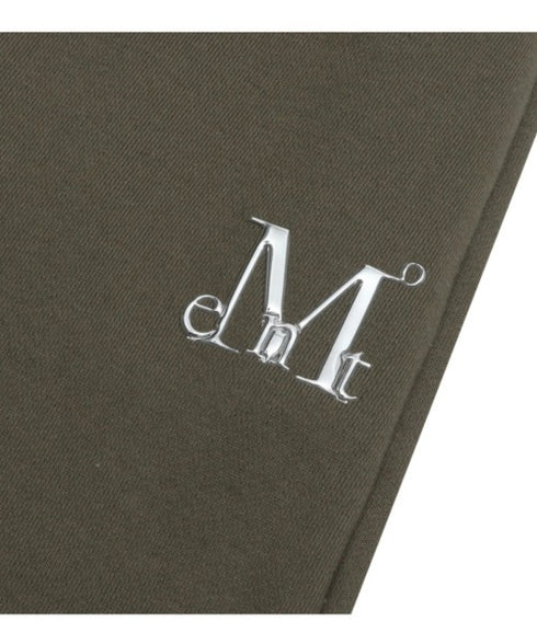 MUCENT(ムセント)/ユニセックス ワイド ルーズ ロゴ ジョガー スウェットパンツ/LASH METAL LOGO JOGGER SWEAT WIDE PANTS UNISEX | AT2252030 | カーキ