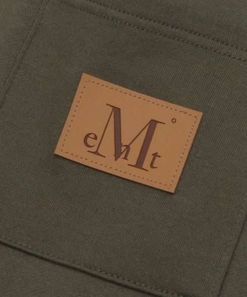 MUCENT(ムセント)/ユニセックス ワイド ルーズ ロゴ ジョガー スウェットパンツ/LASH METAL LOGO JOGGER SWEAT WIDE PANTS UNISEX | AT2252030 | カーキ