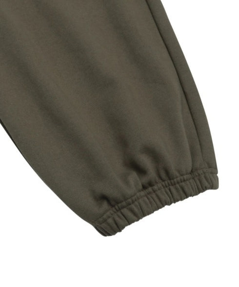 MUCENT(ムセント)/ユニセックス ワイド ルーズ ロゴ ジョガー スウェットパンツ/LASH METAL LOGO JOGGER SWEAT WIDE PANTS UNISEX | AT2252030 | カーキ