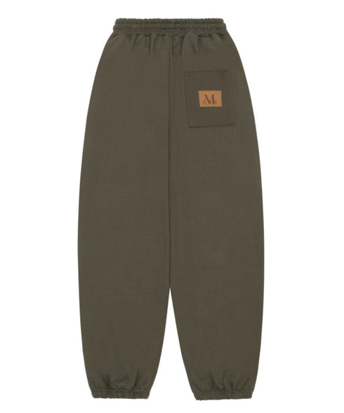 MUCENT(ムセント)/ユニセックス ワイド ルーズ ロゴ ジョガー スウェットパンツ/LASH METAL LOGO JOGGER SWEAT WIDE PANTS UNISEX | AT2252030 | カーキ