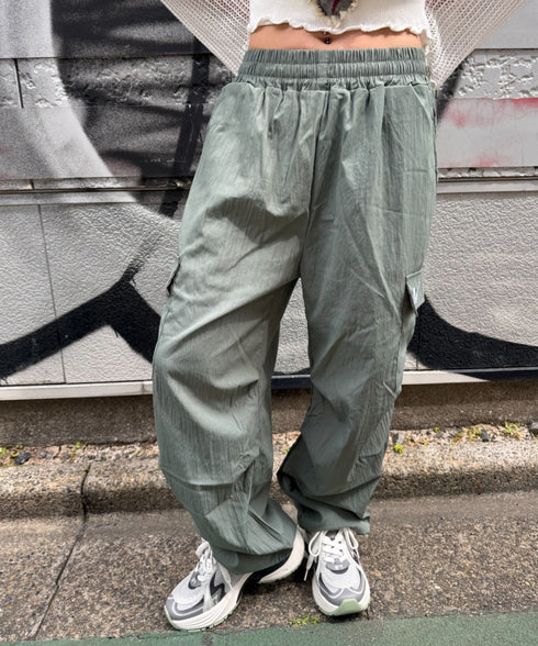 MUCENT(ムセント)/ワイド ルーズ イージー カーゴパンツ/GROSS NYLON PARACHUTE CARGO PANTS | AT2252031 | カーキ
