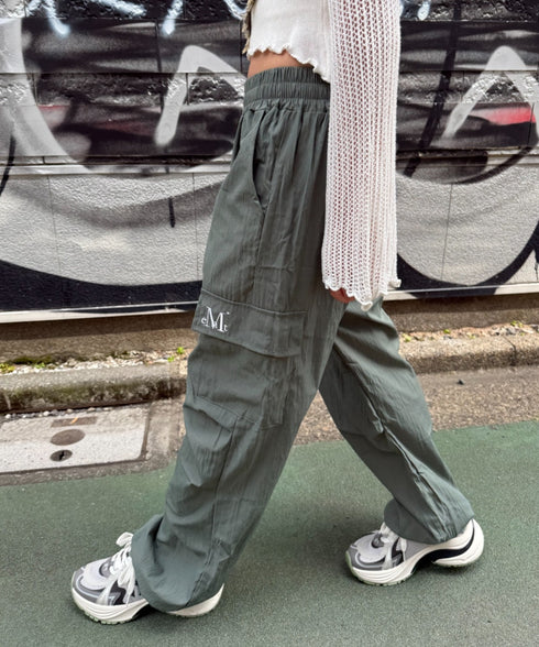 MUCENT(ムセント)/ワイド ルーズ イージー カーゴパンツ/GROSS NYLON PARACHUTE CARGO PANTS | AT2252031 | カーキ