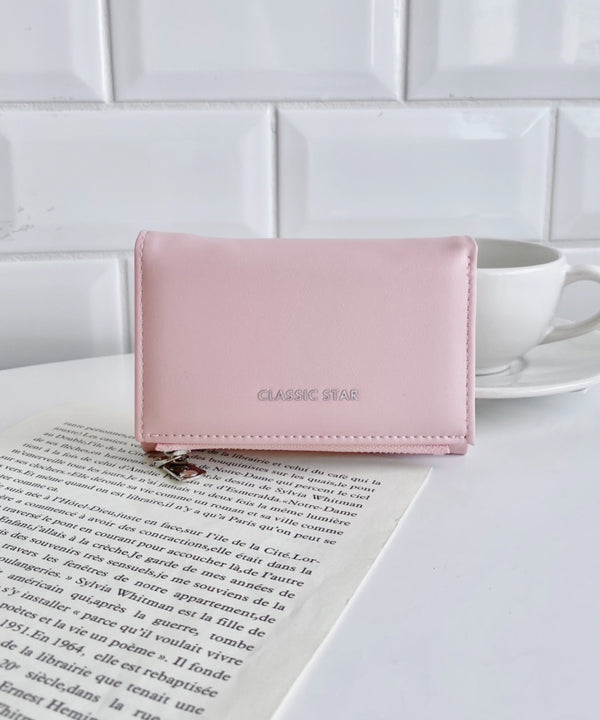 【5色展開】シンプルロゴ入り三つ折りウォレット | CL6251046 | ピンク