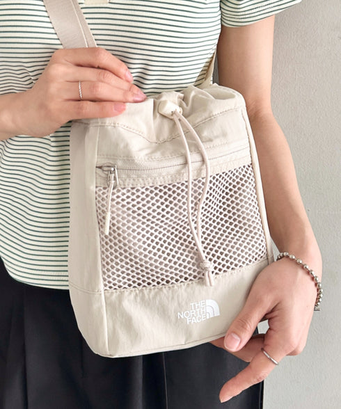 THE NORTH FACE(ザ・ノースフェイス)/巾着 メッシュ ミニ ショルダーバッグ バケットバッグ/MESH BUCKET BAG MINI | IM1252041 | クリーム