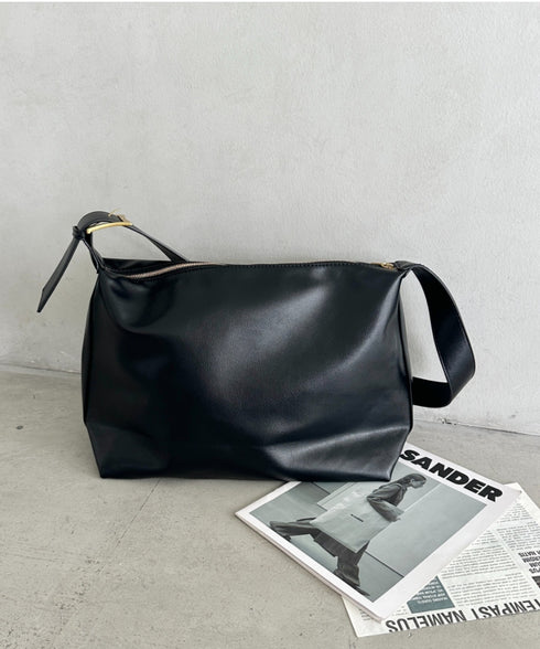 通勤通学におすすめ【A4収納可能】PU太ベルトショルダーバッグ | MD1255054 | ブラック