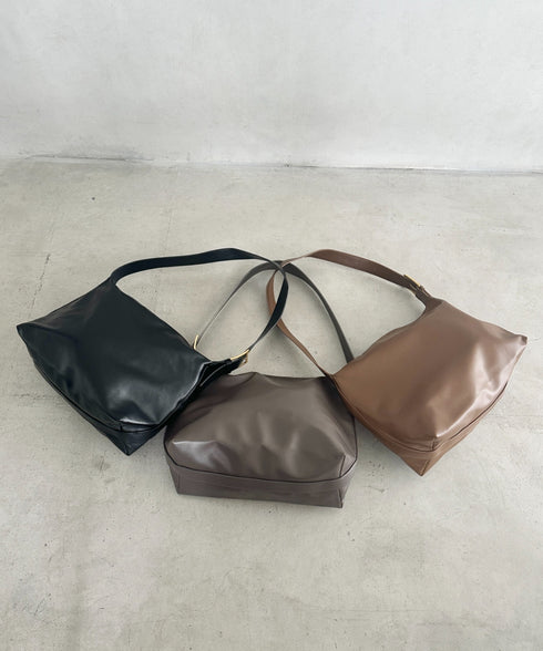 通勤通学におすすめ【A4収納可能】PU太ベルトショルダーバッグ | MD1255054 | グレイッシュベージュ