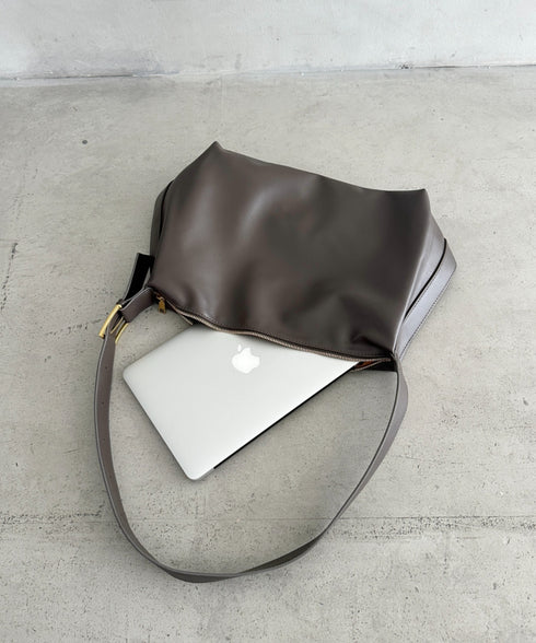 通勤通学におすすめ【A4収納可能】PU太ベルトショルダーバッグ | MD1255054 | グレイッシュベージュ