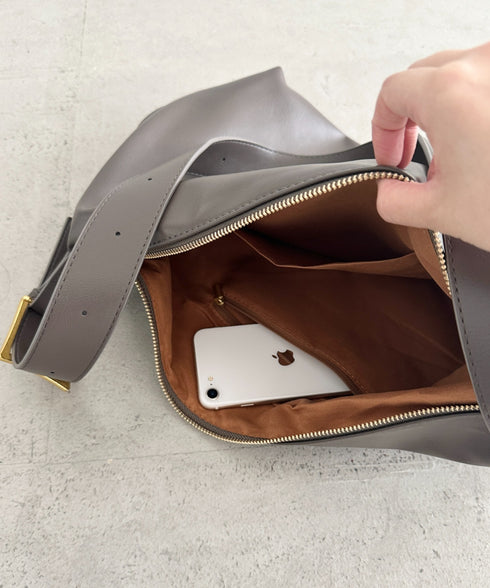 通勤通学におすすめ【A4収納可能】PU太ベルトショルダーバッグ | MD1255054 | グレイッシュベージュ