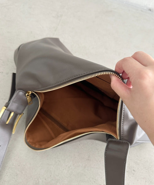 通勤通学におすすめ【A4収納可能】PU太ベルトショルダーバッグ | MD1255054 | グレイッシュベージュ