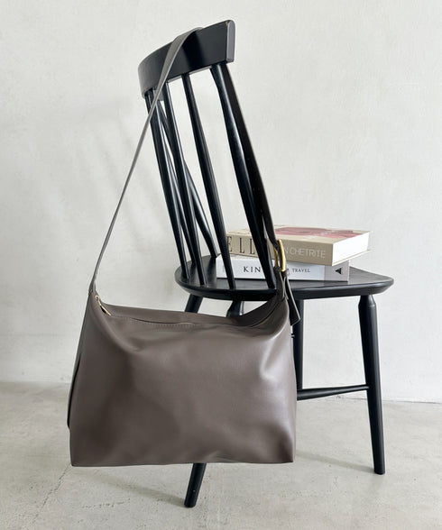 通勤通学におすすめ【A4収納可能】PU太ベルトショルダーバッグ | MD1255054 | グレイッシュベージュ