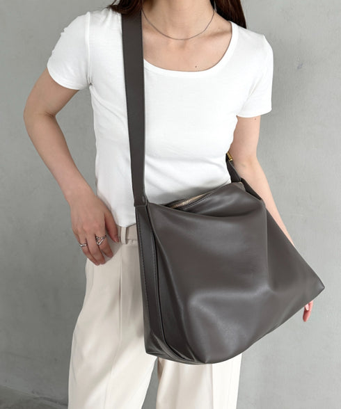 通勤通学におすすめ【A4収納可能】PU太ベルトショルダーバッグ | MD1255054 | グレイッシュベージュ