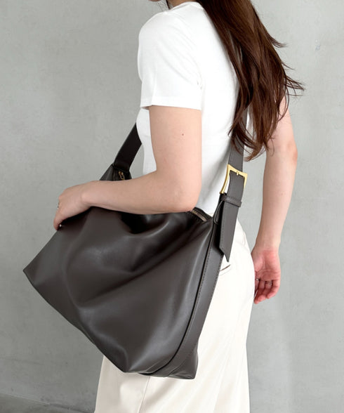 通勤通学におすすめ【A4収納可能】PU太ベルトショルダーバッグ | MD1255054 | グレイッシュベージュ