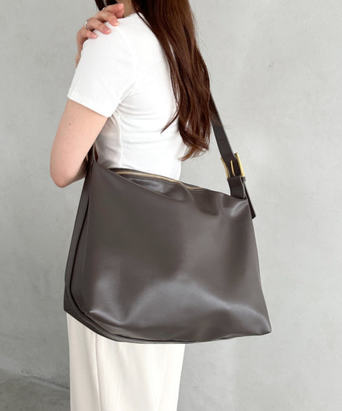 通勤通学におすすめ【A4収納可能】PU太ベルトショルダーバッグ | MD1255054 | グレイッシュベージュ