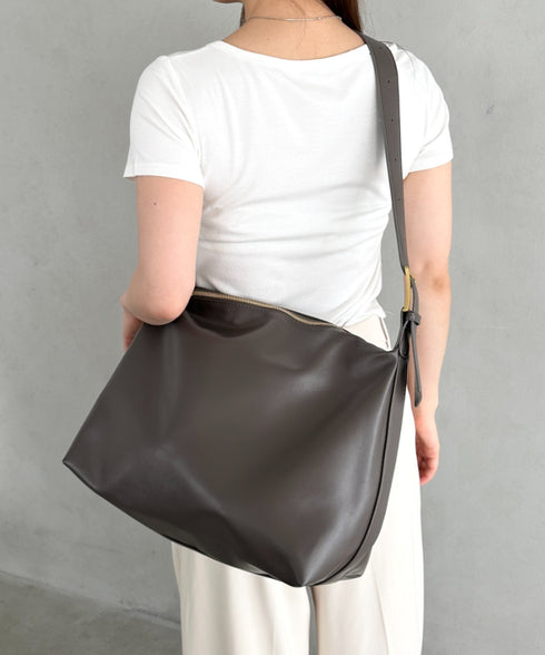 通勤通学におすすめ【A4収納可能】PU太ベルトショルダーバッグ | MD1255054 | グレイッシュベージュ