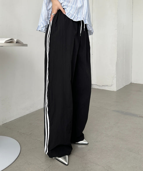 サイドラインナイロントラックパンツ | CL2255045 | ブラック