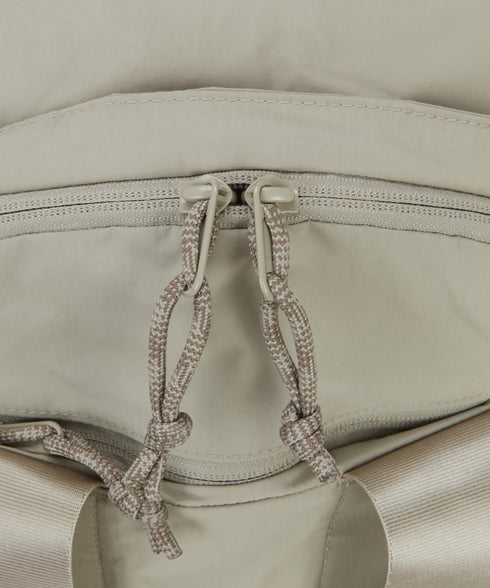 THE NORTH FACE(ザ・ノースフェイス)/A4サイズ収納可能 バックパック リュック デイパック/W NEVER STOP DAYPACK | IM1252046 | グレイッシュベージュ