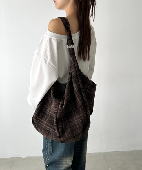 大容量チェックショルダーバッグ | BA1255048 | ダークブラウン