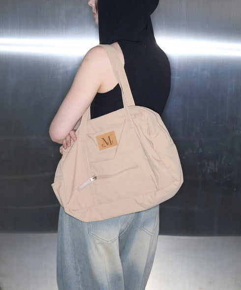MUCENT(ムセント)/軽量 大容量 ユニセックス ワンポイントロゴ ショルダーバッグ/Amanda Front Pocket Shoulder Bag Unisex | AT1252075 | ベージュ