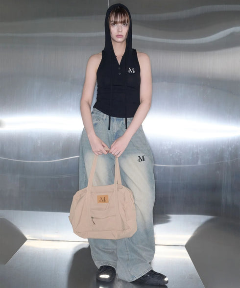 MUCENT(ムセント)/軽量 大容量 ユニセックス ワンポイントロゴ ショルダーバッグ/Amanda Front Pocket Shoulder Bag Unisex | AT1252075 | ベージュ