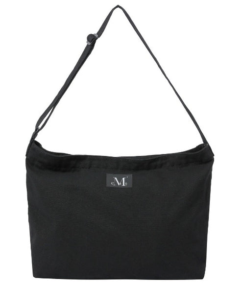 MUCENT(ムセント)/ユニセックス ワンポイントロゴ ショルダーバッグ メッセンジャー クロスボディバッグ/Syner Messenger Crossbody BAG UNISEX | AT1252077 | ブラック