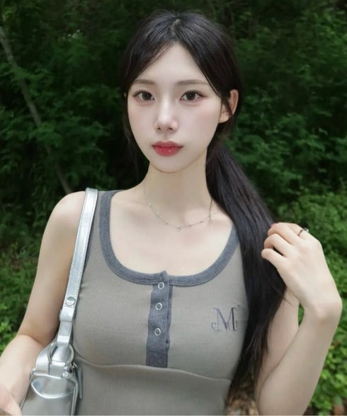 MUCENT(ムセント)/配色 ボタン リブ タンクトップ/COLOR-POP BUTTON CROP SLEEVELESS | AT2252082 | カーキ