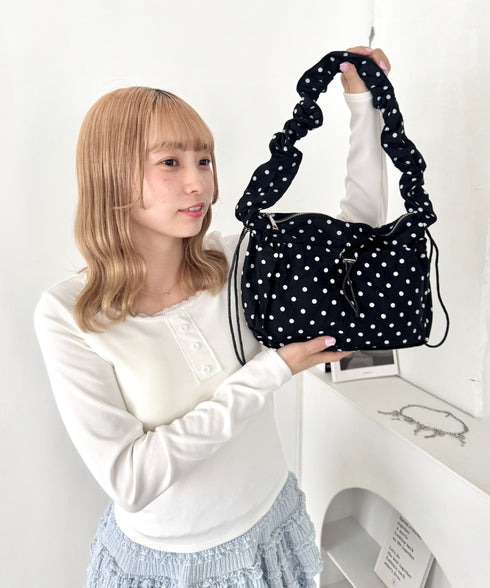 アウトポケットくしゅくしゅドットショルダーバッグ | LO1256008 | ブラック