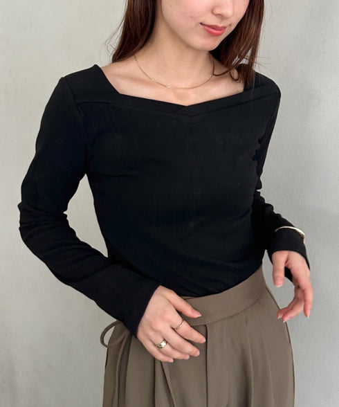 アンバランスネックデザイントップス | MD2253011 | ブラック