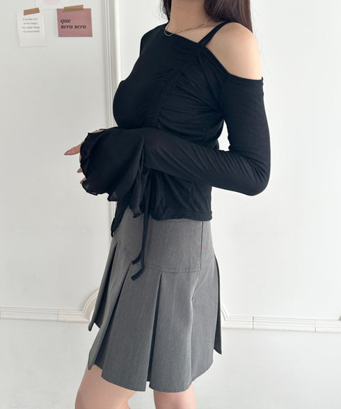ワンオフショルダー サイドギャザー袖フリルトップス | WR2253007 | ブラック